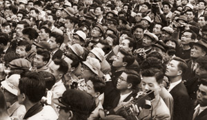 比叡山撮影会スナップ （モデル撮影に集まった人、人、人） [アサヒカメラ 1956年7月号より]のサムネイル画像
