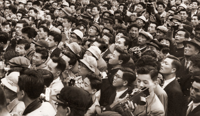 比叡山撮影会スナップ （モデル撮影に集まった人、人、人） [アサヒカメラ 1956年7月号より] パブリックドメイン画像 