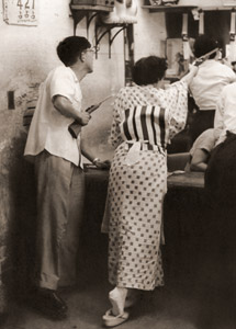 射的屋にて [中安辰夫, アサヒカメラ 1956年7月号より]のサムネイル画像