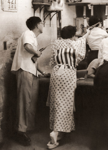 射的屋にて [中安辰夫, アサヒカメラ 1956年7月号より] パブリックドメイン画像 