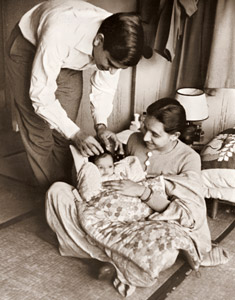 ある印度人夫妻（日本で農業を学ぶインド人家族） [佐藤英雄, アサヒカメラ 1956年7月号より]のサムネイル画像