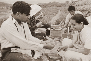 ある印度人夫妻（研修先の農家の人たちと昼食をとるインド人夫妻） [佐藤英雄, アサヒカメラ 1956年7月号より]のサムネイル画像