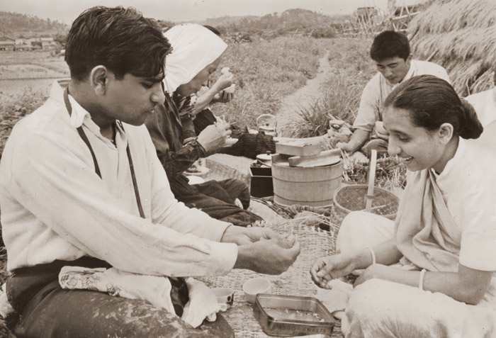 ある印度人夫妻（研修先の農家の人たちと昼食をとるインド人夫妻） [佐藤英雄, アサヒカメラ 1956年7月号より] パブリックドメイン画像 