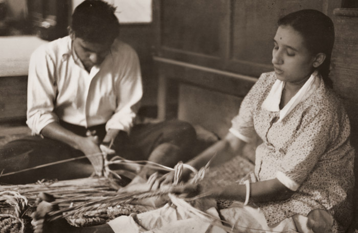 ある印度人夫妻（藁を編むインド人夫妻） [佐藤英雄, アサヒカメラ 1956年7月号より] パブリックドメイン画像 