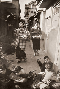 風呂帰り [常盤とよ子, アサヒカメラ 1956年7月号より]のサムネイル画像