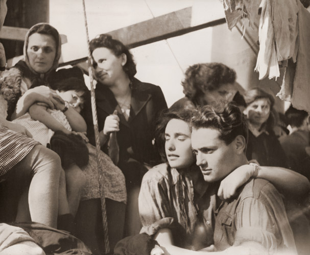 避難民 [エーリヒ・アウエルバッハ, アサヒカメラ 1956年7月号より] パブリックドメイン画像 