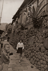 Nagasaki Lane [Ihei Kimura, 1953, from Select Pictures by Ihei Kimura] Thumbnail Images