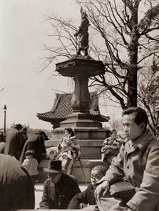 浅草公園 [木村伊兵衛, 1947年, 木村伊兵衛傑作写真集より]のサムネイル画像