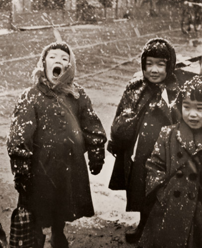 北国の子供 [宮房子, カメラ毎日 1954年6月号より] パブリックドメイン画像 
