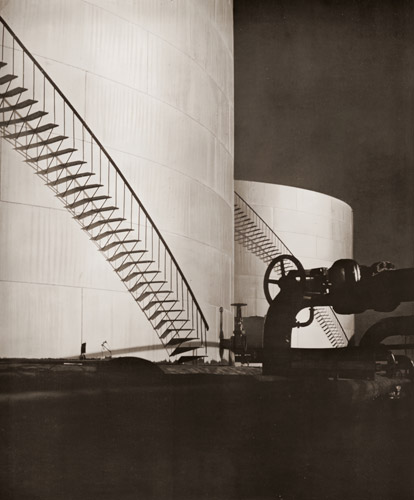 タンクのある風景 [市川啓造, 1954年, カメラ毎日 1954年6月号より] パブリックドメイン画像 