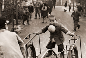 街のいたずらっ児 [石川寛治, カメラ毎日 1954年6月号より]のサムネイル画像