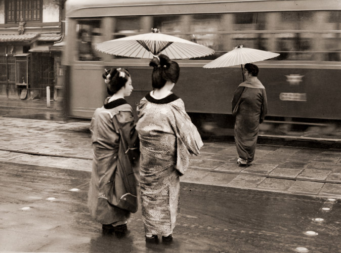 雨の祇園 [小林貞男, カメラ毎日 1954年6月号より] パブリックドメイン画像 