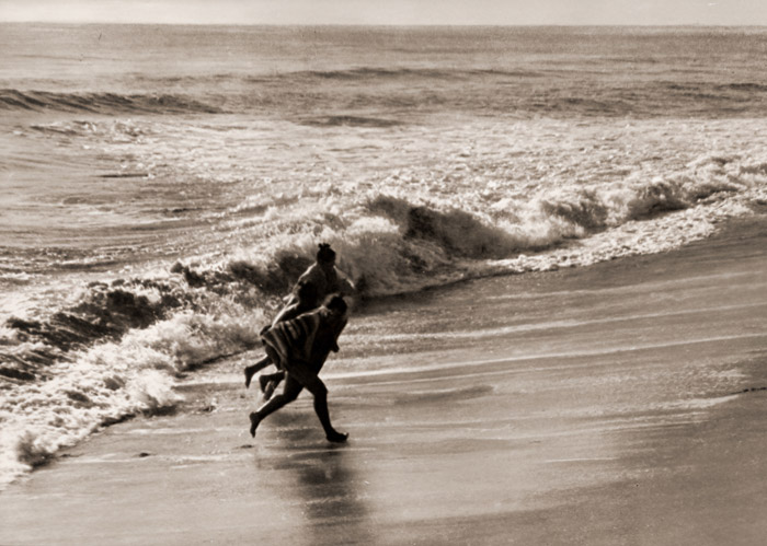 波とたわむれる愛弟子 [三根山島一, カメラ毎日 1954年6月号より] パブリックドメイン画像 