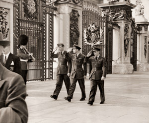バッキンガム宮殿前 [川崎秀二, カメラ毎日 1954年6月号より]のサムネイル画像
