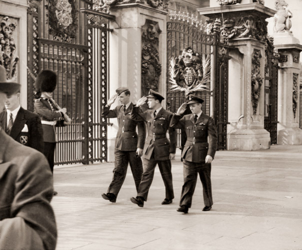 バッキンガム宮殿前 [川崎秀二, カメラ毎日 1954年6月号より] パブリックドメイン画像 
