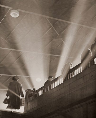 朝のホーム（秋葉原駅にて） [組地寛一, カメラ毎日 1954年6月号より] パブリックドメイン画像 