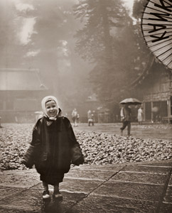 A Visitor in the Rain [Mitsumasa Akimoto,  from Camera Mainichi June 1954] Thumbnail Images