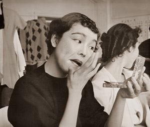ファッション・ショウの楽屋で見た顔 [棚橋紫水, カメラ毎日 1954年6月号より]のサムネイル画像