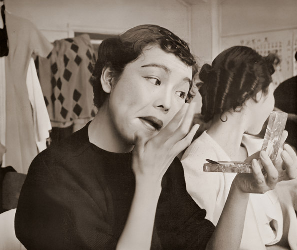 ファッション・ショウの楽屋で見た顔 [棚橋紫水, カメラ毎日 1954年6月号より] パブリックドメイン画像 