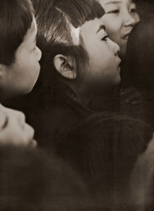 下町の子供 [木村伊兵衛, カメラ毎日 1954年6月号より]のサムネイル画像