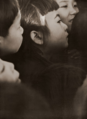 下町の子供 [木村伊兵衛, カメラ毎日 1954年6月号より] パブリックドメイン画像 