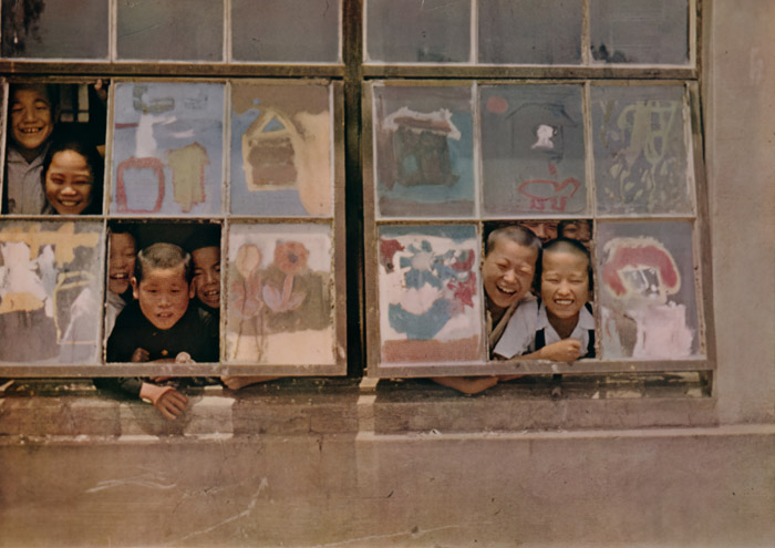 小学校の窓 [吉成正一, カメラ毎日 1954年6月号より] パブリックドメイン画像 