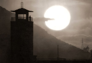 望楼に沈む太陽 [大野清, 朝日新聞報道写真傑作集 1956より]のサムネイル画像