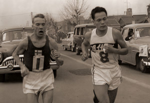 カルヴォーネンと広島選手 [西野清助, 朝日新聞報道写真傑作集 1956より]のサムネイル画像