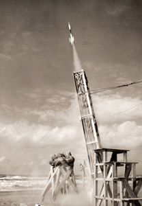 R型ロケット成功 [真島五一, 朝日新聞報道写真傑作集 1956より]のサムネイル画像