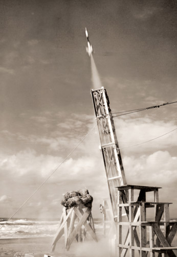 R型ロケット成功 [真島五一, 朝日新聞報道写真傑作集 1956より] パブリックドメイン画像 