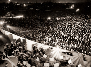 60,000 Audience [Masayoshi Yoshie,  from Asahi Shimbun News Photography 1956] Thumbnail Images