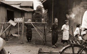 Sunakawa People Watch Survey [Senzo Yoshioka,  from Asahi Shimbun News Photography 1956] Thumbnail Images
