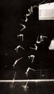 夜空をきる高飛込み [浅野昭太郎、藤木高嶺、睦好三郎, 朝日新聞報道写真傑作集 1956より]のサムネイル画像