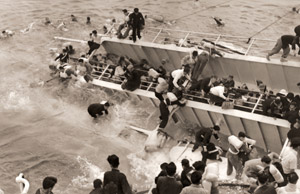 Shiun Maru Sinks Killing 168 Taken by an Amateur Aboard It #1 [Shizuo Hojo,  from Asahi Shimbun News Photography 1956] Thumbnail Images