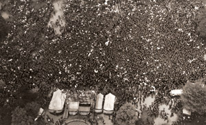 カサで埋まったメーデー [飯田耕三, 朝日新聞報道写真傑作集 1956より]のサムネイル画像