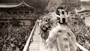 Courtesan Festival at Shimonoseki [Yasuo Tomishige,  from Asahi Shimbun News Photography 1956] Thumbnail Images