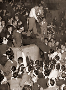 Osaka Stock Exchange Workers Strike [Teruo Honda,  from Asahi Shimbun News Photography 1956] Thumbnail Images