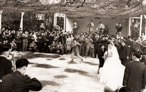 デコちゃん結婚さわぎ [岡松健次, 朝日新聞報道写真傑作集 1956より]のサムネイル画像