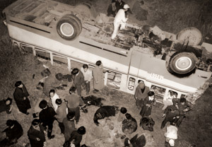 淀川へバス転落 [松尾英世, 朝日新聞報道写真傑作集 1956より]のサムネイル画像