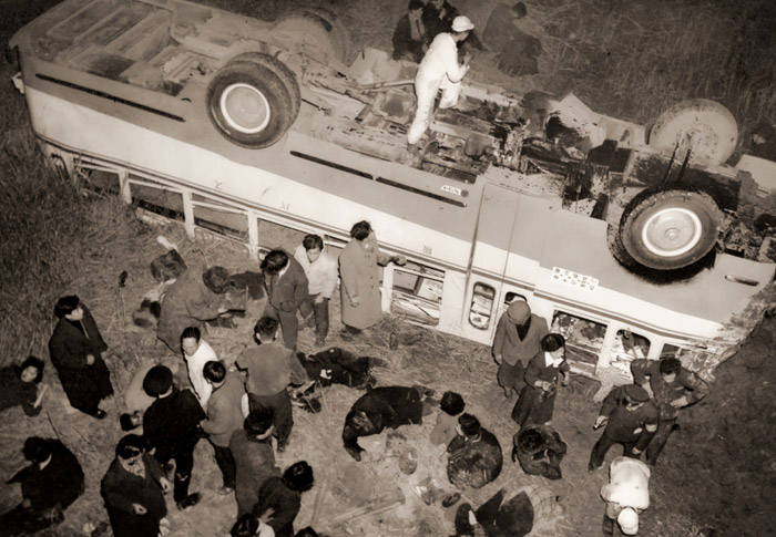 淀川へバス転落 [松尾英世, 朝日新聞報道写真傑作集 1956より] パブリックドメイン画像 