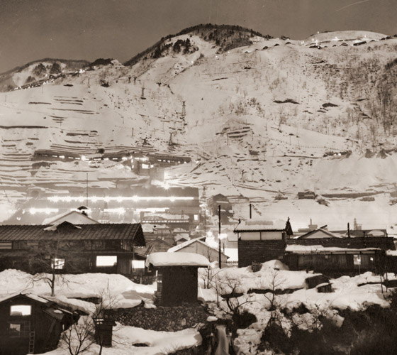 鉱山夜景 [丸田豊久, カメラ毎日 1956年7月号より] パブリックドメイン画像 