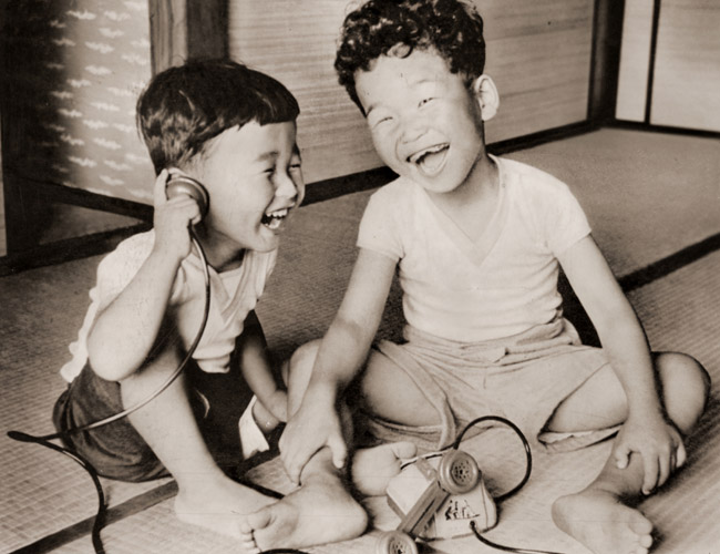 おみやげの電話機 [村田義之, カメラ毎日 1956年7月号より] パブリックドメイン画像 