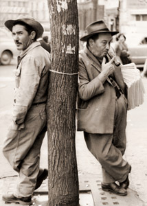 2人の労働者 [小林大二, カメラ毎日 1956年7月号より]のサムネイル画像