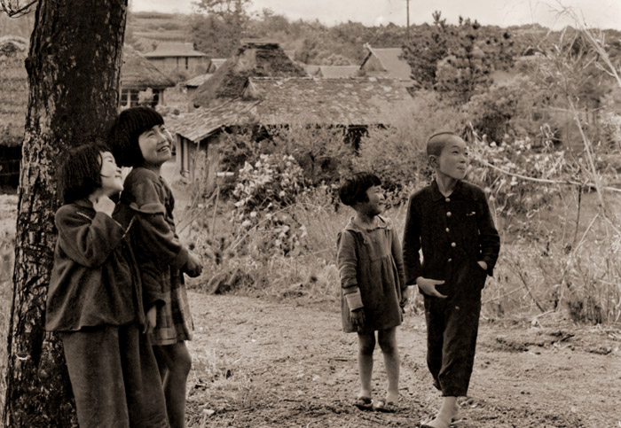 やあ！小鳥が鳴いている [奈良原一高, カメラ毎日 1956年7月号より] パブリックドメイン画像 