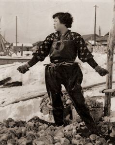 浜の女性 [永田守, カメラ毎日 1956年7月号より]のサムネイル画像
