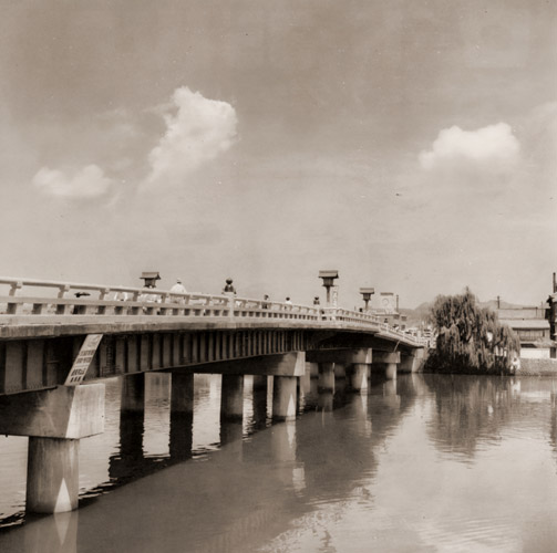 松江大橋 [花崎利義, カメラ毎日 1956年7月号より] パブリックドメイン画像 