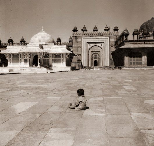 Fatehpur [Tsuyako Abe, 1956, from Camera Mainichi July 1956]
