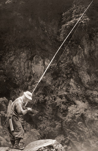 渓谷に釣る [宮崎延, カメラ毎日 1956年7月号より] パブリックドメイン画像 
