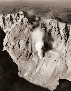 雌阿寒岳旧火口壁 [佐藤翠陽, カメラ毎日 1956年7月号より]のサムネイル画像