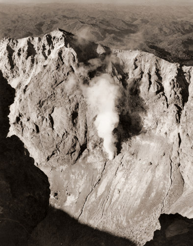 雌阿寒岳旧火口壁 [佐藤翠陽, カメラ毎日 1956年7月号より] パブリックドメイン画像 